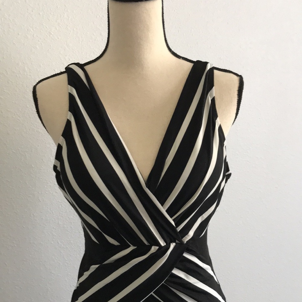 WOMEN X Front Stripes Pattern One Piece Swimsuit | M - Picture 3 of 13